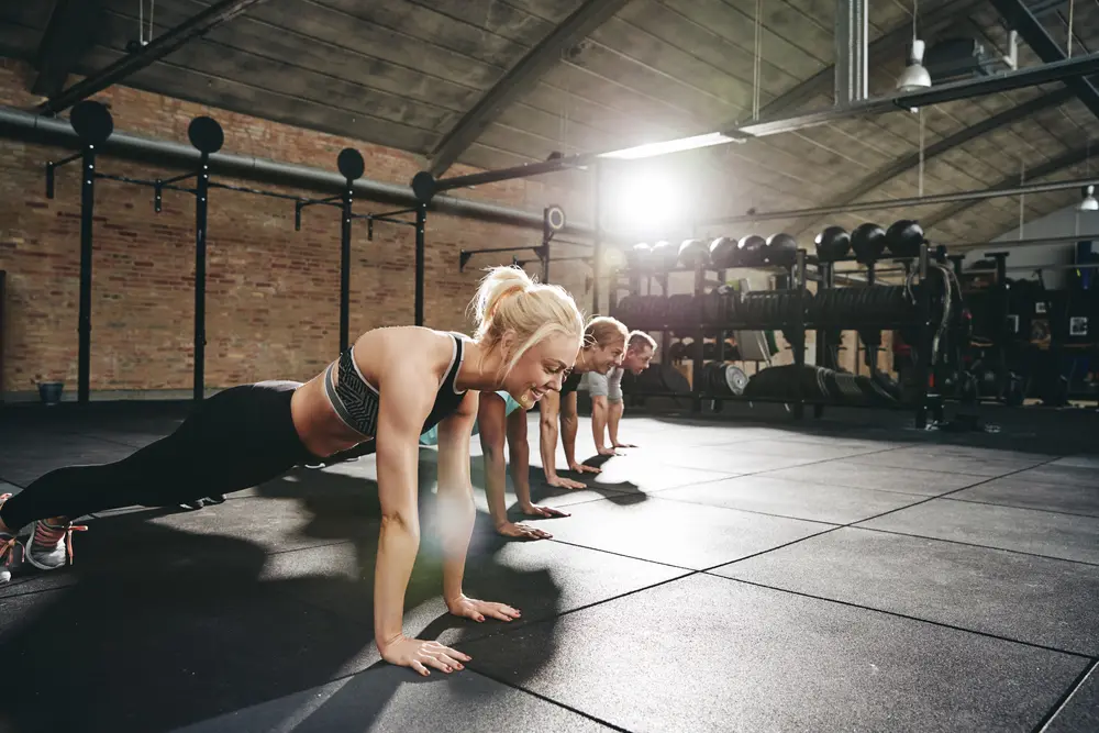 Burpees - co to za ćwiczenie? Technika, warianty, plan treningowy