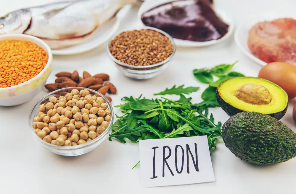 Kiedy najlepiej przyjmować żelazo – rano czy wieczorem?